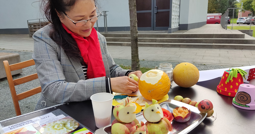 Stadtteilmanagement Süd | Apfelschnitzerei zum Ikarusfest