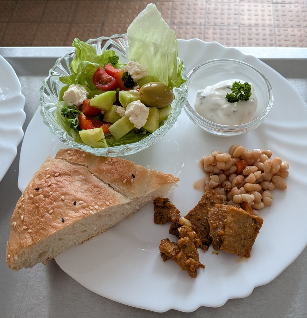 Ein Teller voll griechischer Leckereien