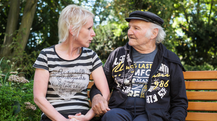 Eine Frau und ein Senior sitzen auf einer Bank (Foto vom AWO Bundesverband)